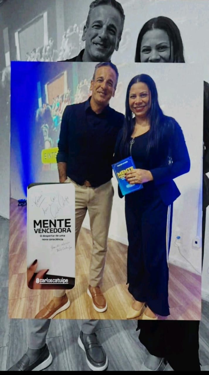 Karine Ferreira em um evento de desenvolvimento profissional, segurando um livro