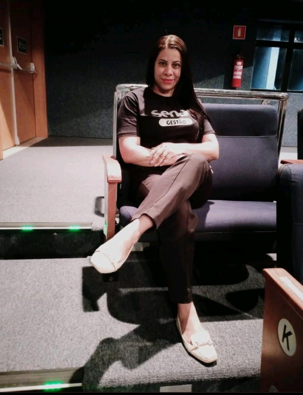 Karine Ferreira em um dos auditórios do Senac Bahia, com a camisa da equipe de Gestão